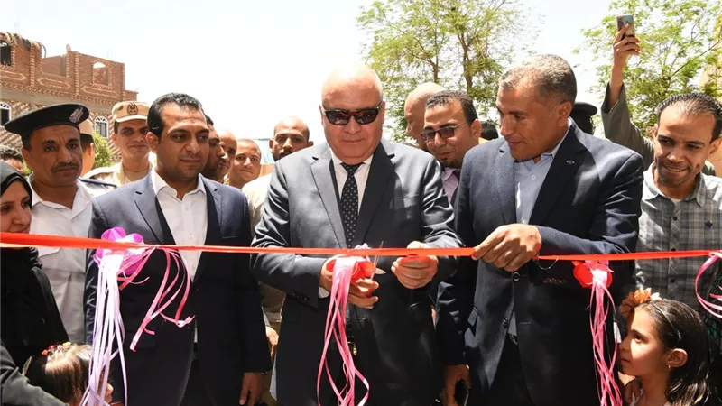 محافظ قنا يواصل سلسلة الإفتتاحات التجريبية لمشروعات حياة كريمة