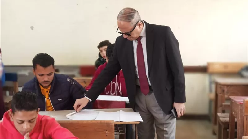 محافظ كفر الشيخ يتابع أداء 121 ألف و 821 طالب