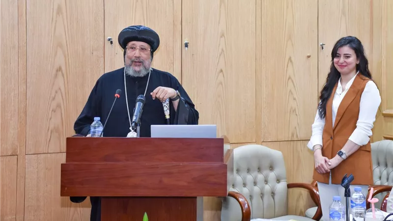 الأنبا أرميا يشهد مناقشة رسالة ماجستير بصيدلة عين شمس
