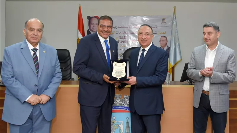 محافظ الإسكندرية يكرم 50 عامل نظافة في عيد العمال
