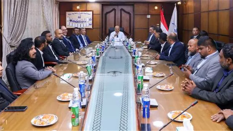 وفد موانئ المالديف في زيارة لميناء دمياط