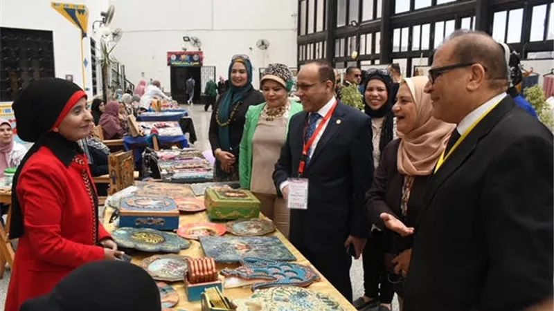 افتتاح معرض الحرف اليدوية بكلية الطب البيطرى بجامعة القناة