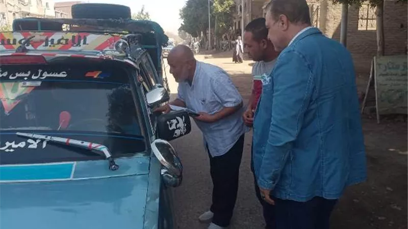 رئيس مركز ملوى يتفقد مواقف السيارات لمتابعة انتظام العمل