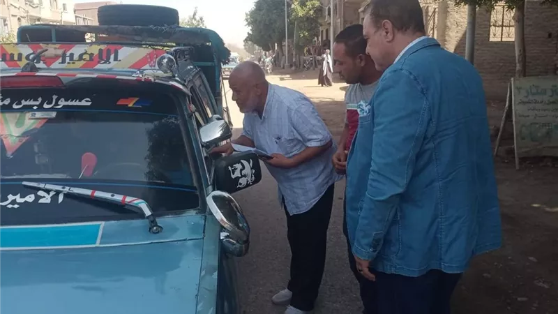 رئيس مركز ملوى يتفقد مواقف السيارات لمتابعة انتظام العمل