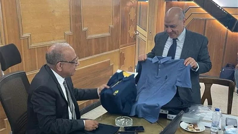 وزير قطاع الأعمال يجتمع بقيادات القابضة للقطن ومصر للغزل والنسيج