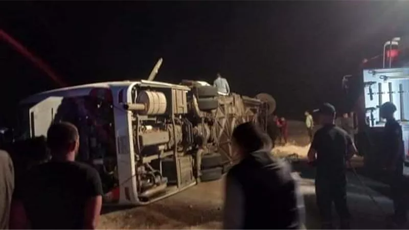 مصرع واصابة ٣٩ راكب فى حادث تصادم شاحنتين بالوادى الجديد