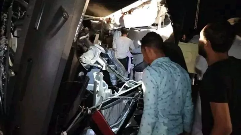 ننشر اسماء الناجين فى حادث تصادم الوادى الجديد
