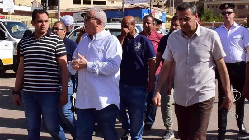 محافظ الاقصر فى جولة بمواقف سيارات الأجرة