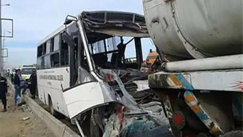 ننشر أسماء 14 متوفى و27 مصابا بتصادم أتوبيس بشاحنة بالوادى الجديد