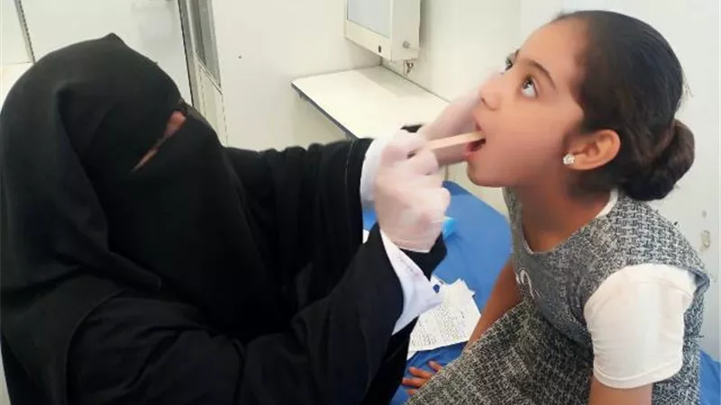 الكشف وعلاج ١٣٣٥ مواطنا بقافلة طبية فى قنا