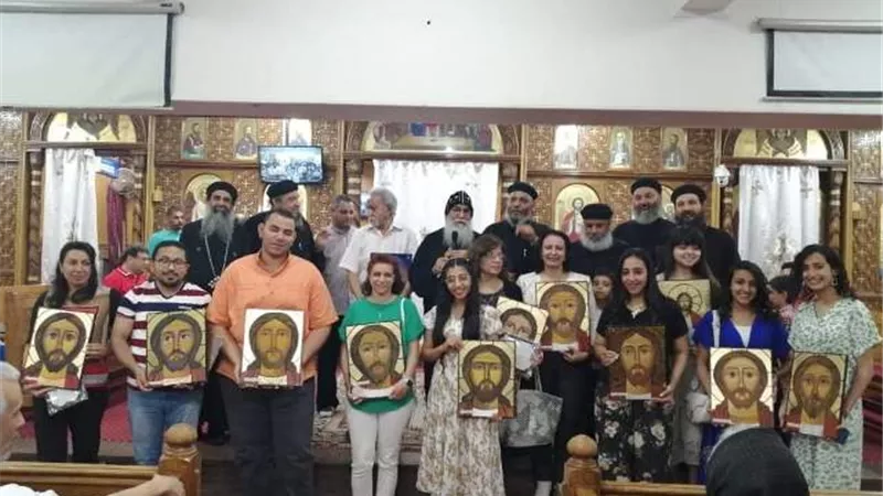الانبا مكاريوس يكرم المشاركين فى رسم الأيقونة بكنائس المنيا