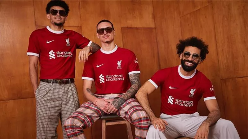 ليفربول يعلن عن قميصه الجديد لموسم 2023-2024 .. صور