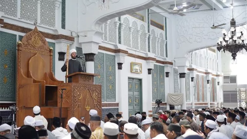 الأزهري يلقي خطبة الجمعة من مسجد الراية بيت الرحمن بإندونيسيا