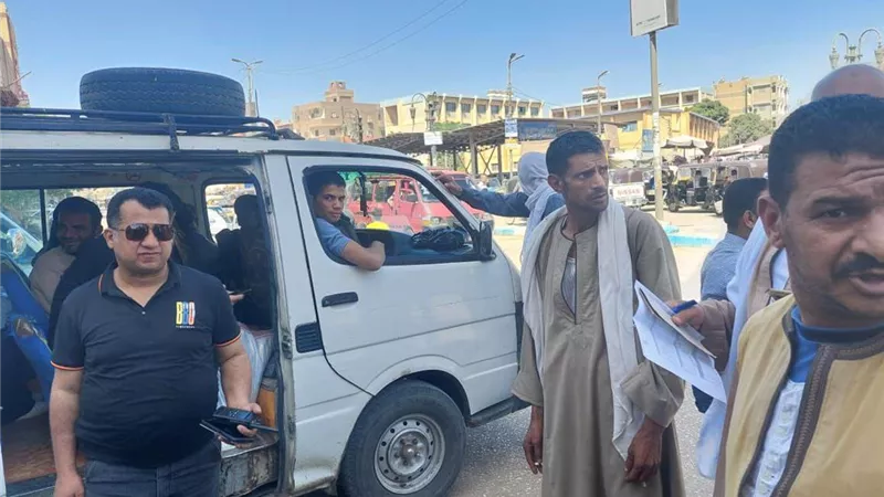 محافظ أسيوط يكلف بمتابعة محطات الوقود ومواقف الاجرة