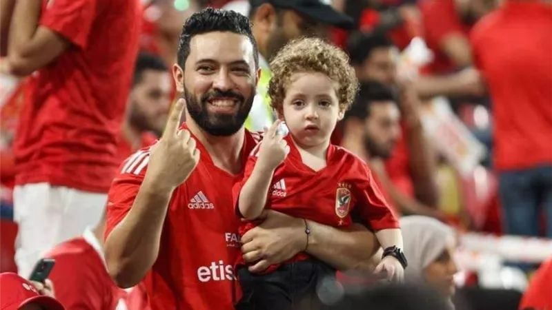 طفل من جماهير الأهلى بالامارات : الاحمر 