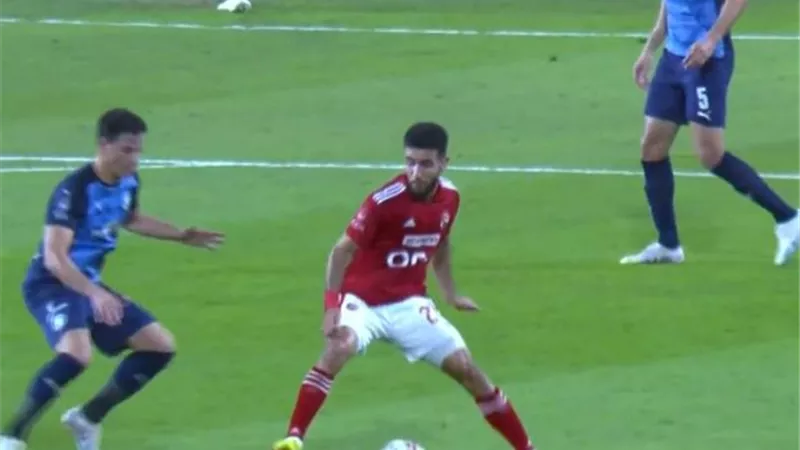 لعيب يابن الصحراء .. معلق مباراة السوبر يتغنى بنجم الاهلى