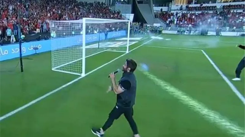 تامر حسنى يتالق والجمهور يتفاعل فى مباراة السوبر.. فيديو