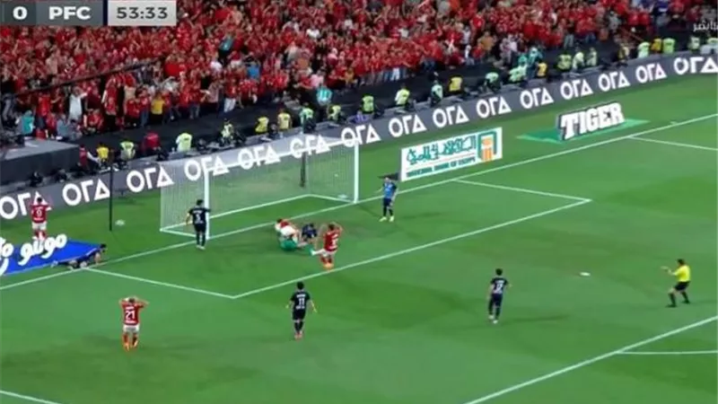 الكرتى ينقذ هدفا محققا للاهلى من على خط مرمى بيراميدز .. فيديو