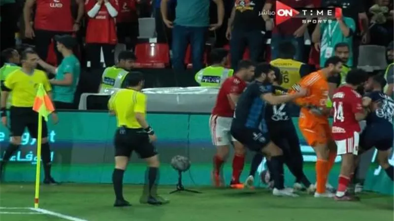 شاهد.. اشتباكات لاعبى الاهلى وبيراميدز فى السوبر