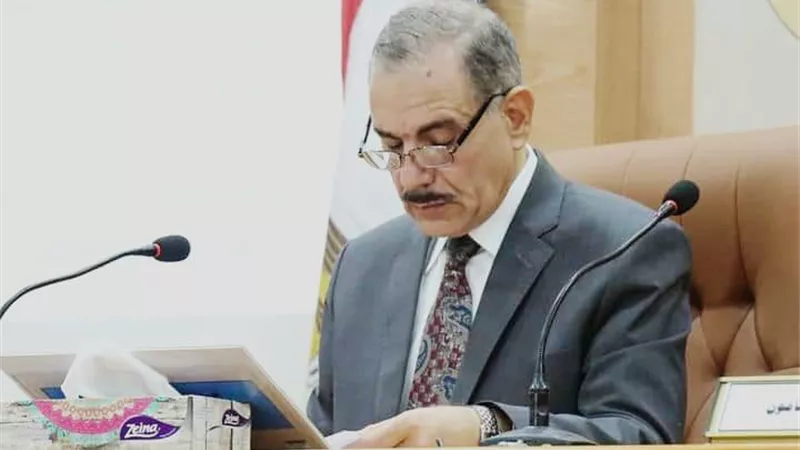 محافظ كفر الشيخ يشهد تسليم 3 عقود تقنين أراضي أملاك الدولة