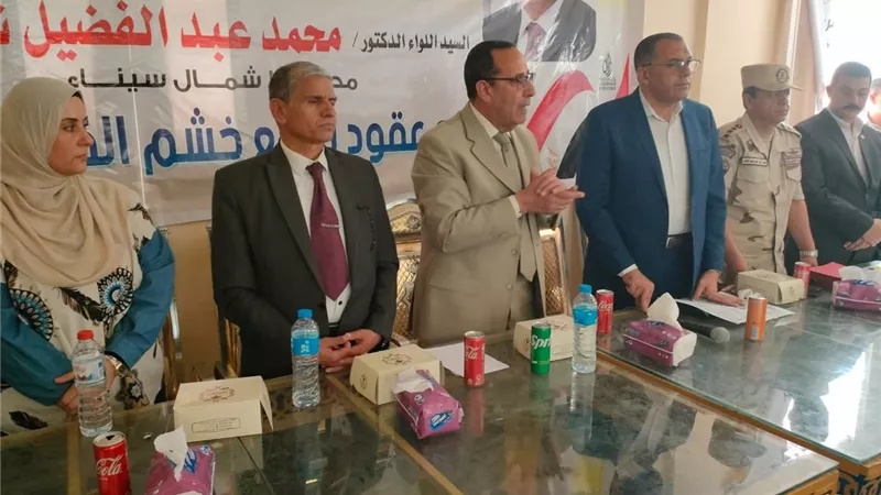 محافظ شمال سيناء يسلم عقود التجمع التنموي بخشم القاد