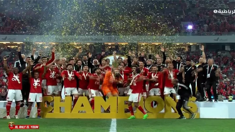شاهد .. لحظة تتويج الأهلى بالسوبر المصرى وتسليم الكأس