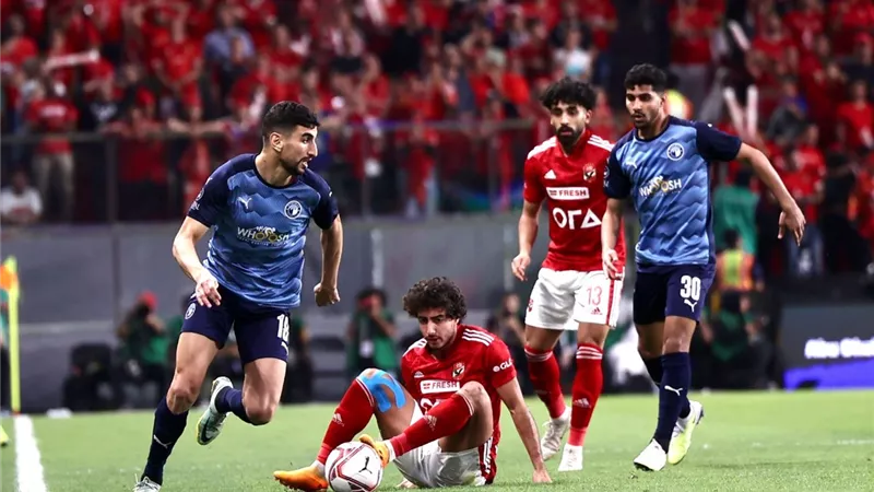 شاهد .. احتفال لاعبى الأهلى بكأس السوبر مع الجماهير