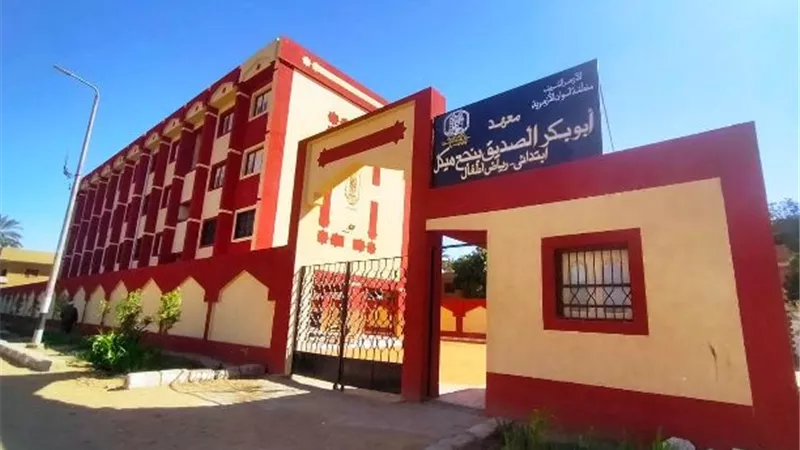 محافظ أسوان يتابع معدلات الإنجاز بالمشروعات الجارية بقرى القنان