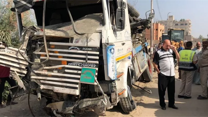 إصابة 3 بينهم سيدتين في تصادم سيارتين ميكروباص بنصف نقل فى المنيا