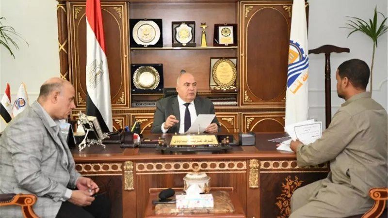 محافظ قنا يواصل إستقبال المواطنين بمكتبه لبحث شكواهم