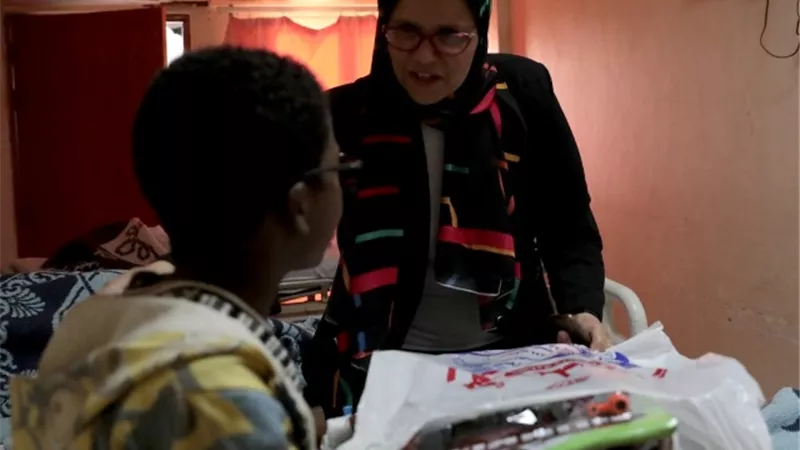 توزيع الهدايا على الأطفال المصابين من السودانيين