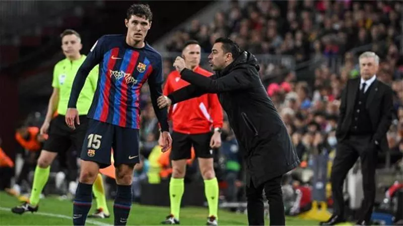 برشلونة يحسم قراره بشأن مستقبل كريستنسن وفرانك كيسيه
