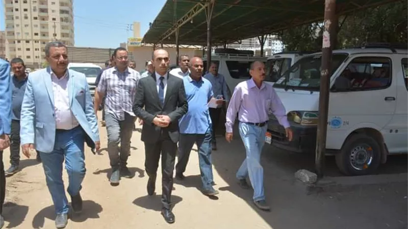 القاضي يتفقد مواقف سيارات نقل الركاب بمركز المنشاة وحي غرب سوهاج