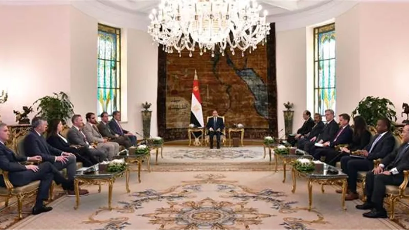 الموقع الرئاسي ينشر فيديو استقبال السيسي لرئيس اللجنة الدائمة لشئون الاستخبارات بالنواب الأمريكي