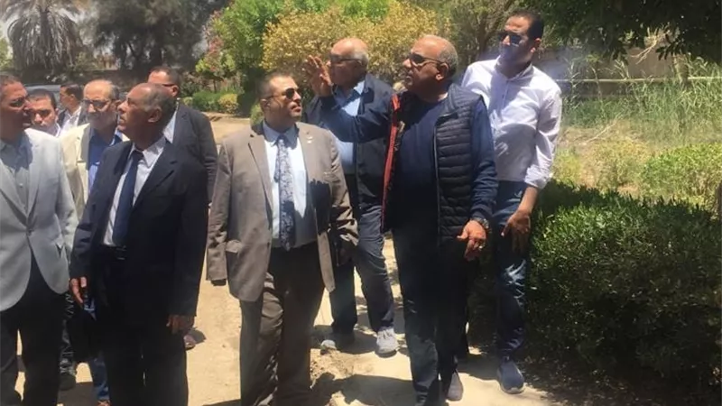 وزير قطاع الأعمال يتفقد تطوير مجمع 