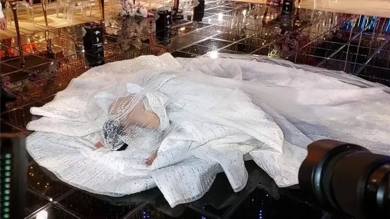من السجدة والفرحة للأزمات..قصة تصدر زوجة شاكوش التريند منذ الزفاف