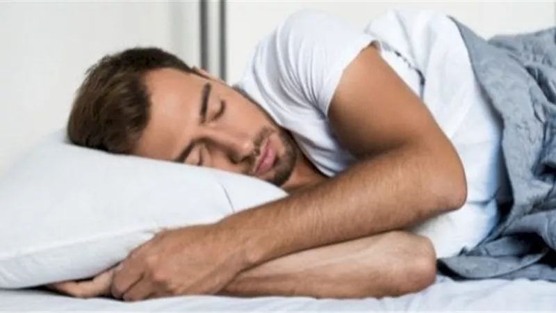 ما حكم النوم على جنابة.. وهل الملائكة تلعن من أَخر الغسل ؟