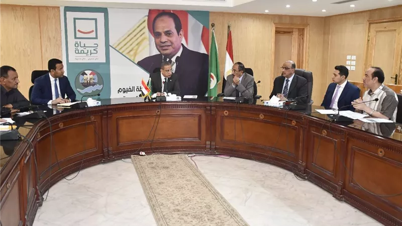 محافظ الفيوم يتابع الموقف التنفيذي لمشروعات خطة الرصف الاستثمارية