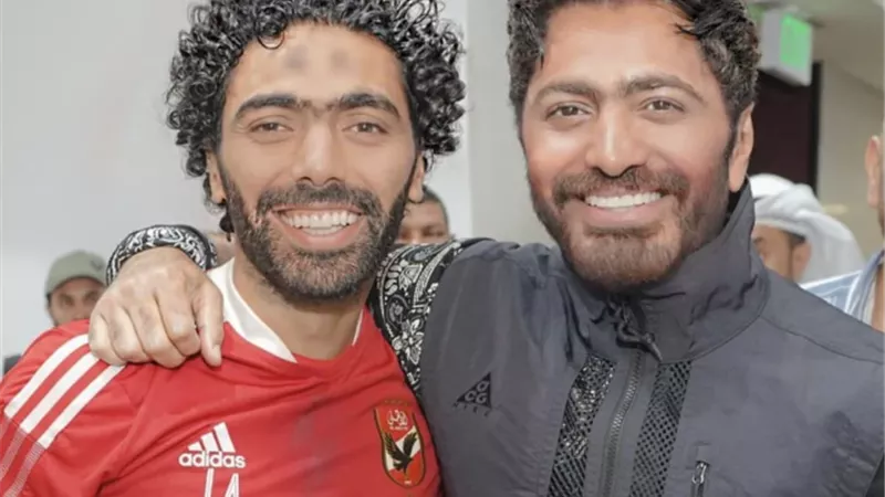 طلعنا شبه بعض.. حسين الشحات يغازل تامر حسني من السوبر