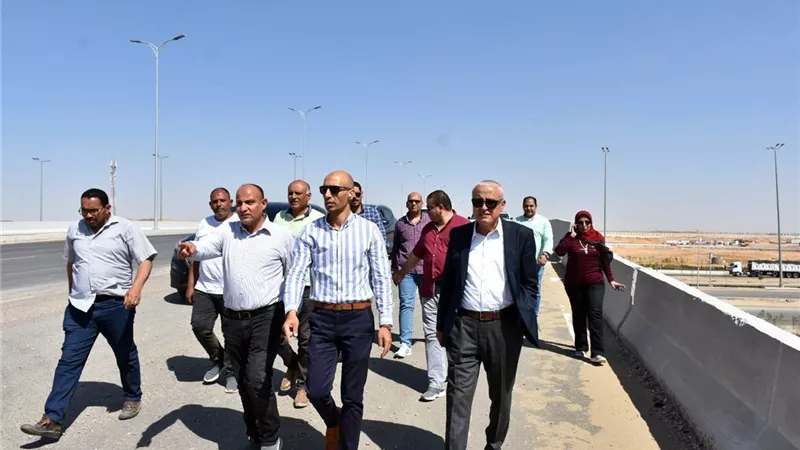 مسئولو الإسكان يتفقدون مشروعات الطرق الجاري تنفيذها بالقاهرة الجديدة
