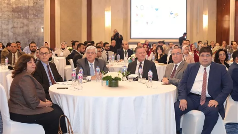 ايمن عاشور: تقديم كافة الدعم للمراكز الجامعية للتطوير المهني