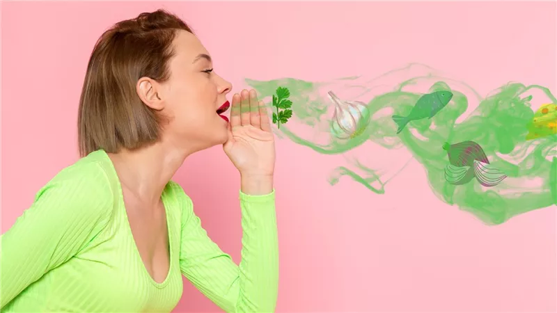 8 أطعمة تسبب رائحة الفم الكريهة