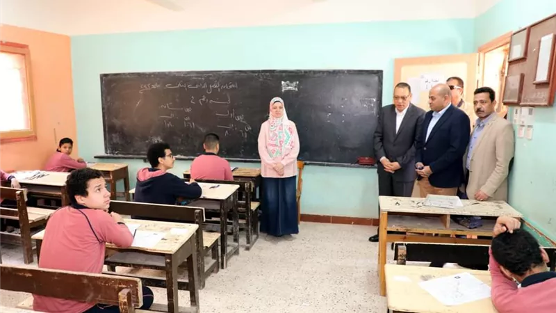 محافظ الشرقية يتفقد لجان إمتحانات النقل بمدرسة الناصرية الإعدادية