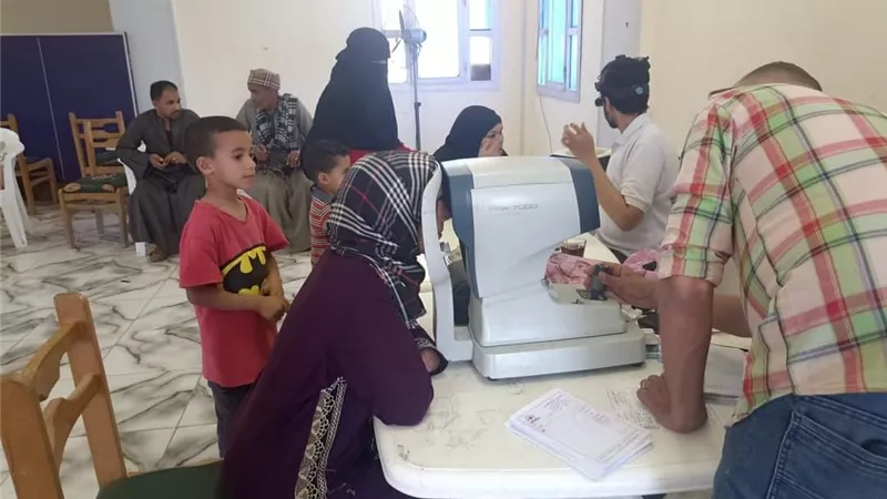 الكشف علي ٣٢٠ حالة في قافلة 