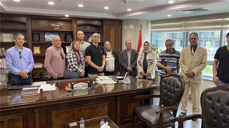 رئيس جهاز القاهرة الجديدة يلتقى سكان 