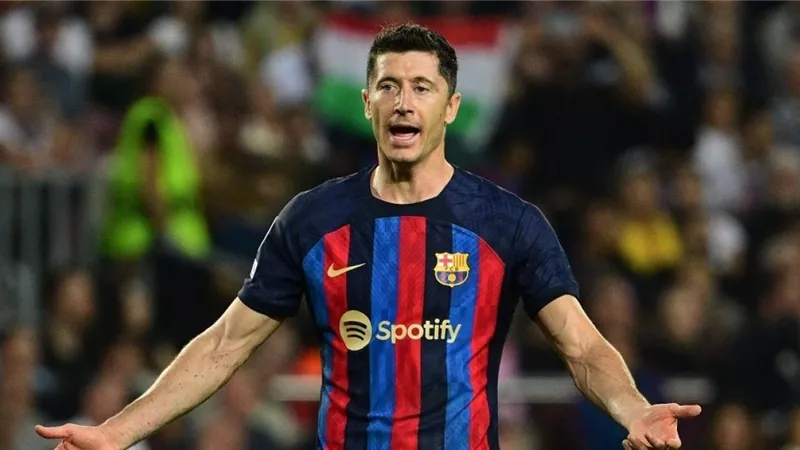 برشلونة يستغل صداقة ليفاندوفسكي لإقناع نجم السيتي بالتوقيع