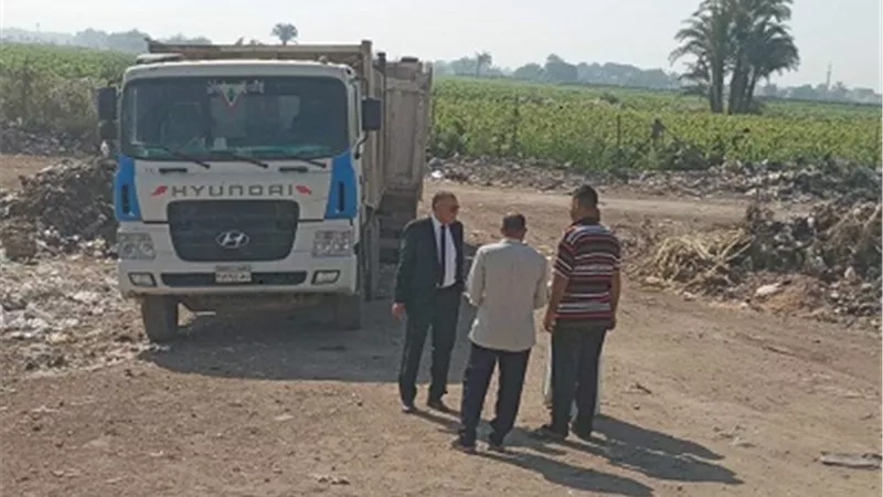 رفع المخلفات بالمقلب الوسيط بارض الروبه بمركز مطاي