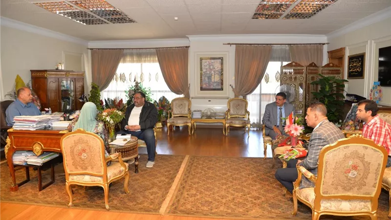 محافظ أسيوط يوجه بتكثيف الجهود للدفع بملف القرى المنتجة