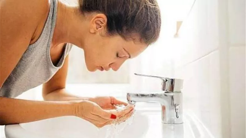 دكتورة جلدية تحذر من مخاطر ماء الصنبور على البشرة
