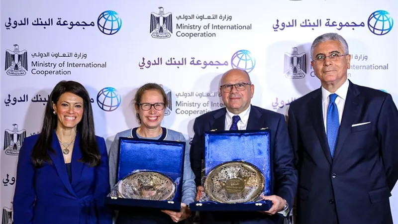 وزيرة التعاون تُكرم المدير القطري للبنك الدولي ومدير العمليات